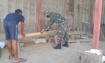Kembangkan Usaha Meubel, Satgas TMMD Bojonegoro Bantu Warga Ketam Bahan Kursi